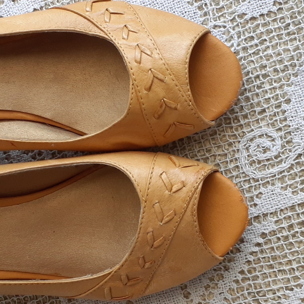Stylish Mustard Peep-Toe Women's Heels by Seychelles.  Size 7.5 - Picture 4 of 6